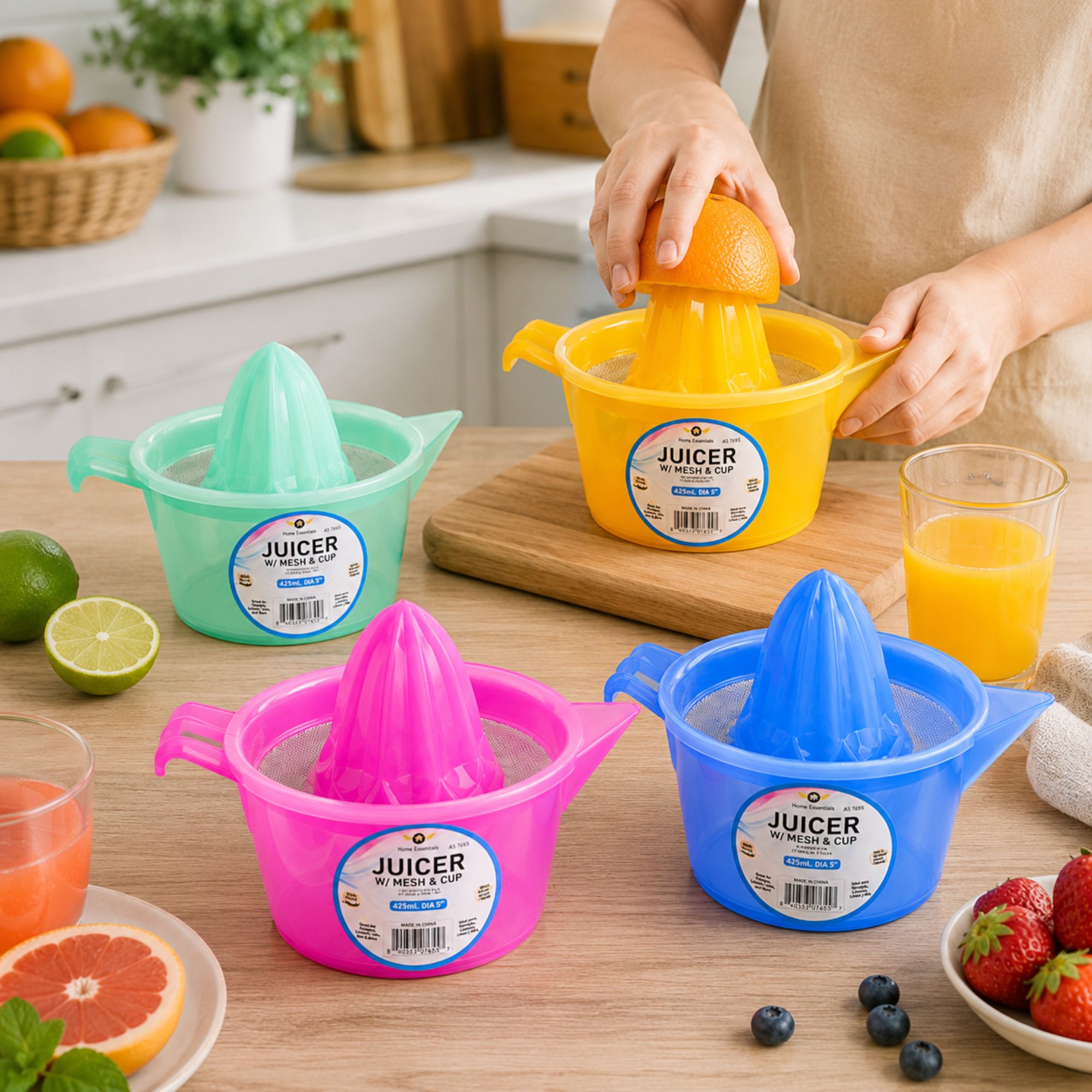 Manual Fruit Squeezer with Strainer and Collection Cup
