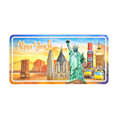 Fridge magnet with New York cityscape featuring the Statue of Liberty and skyline.